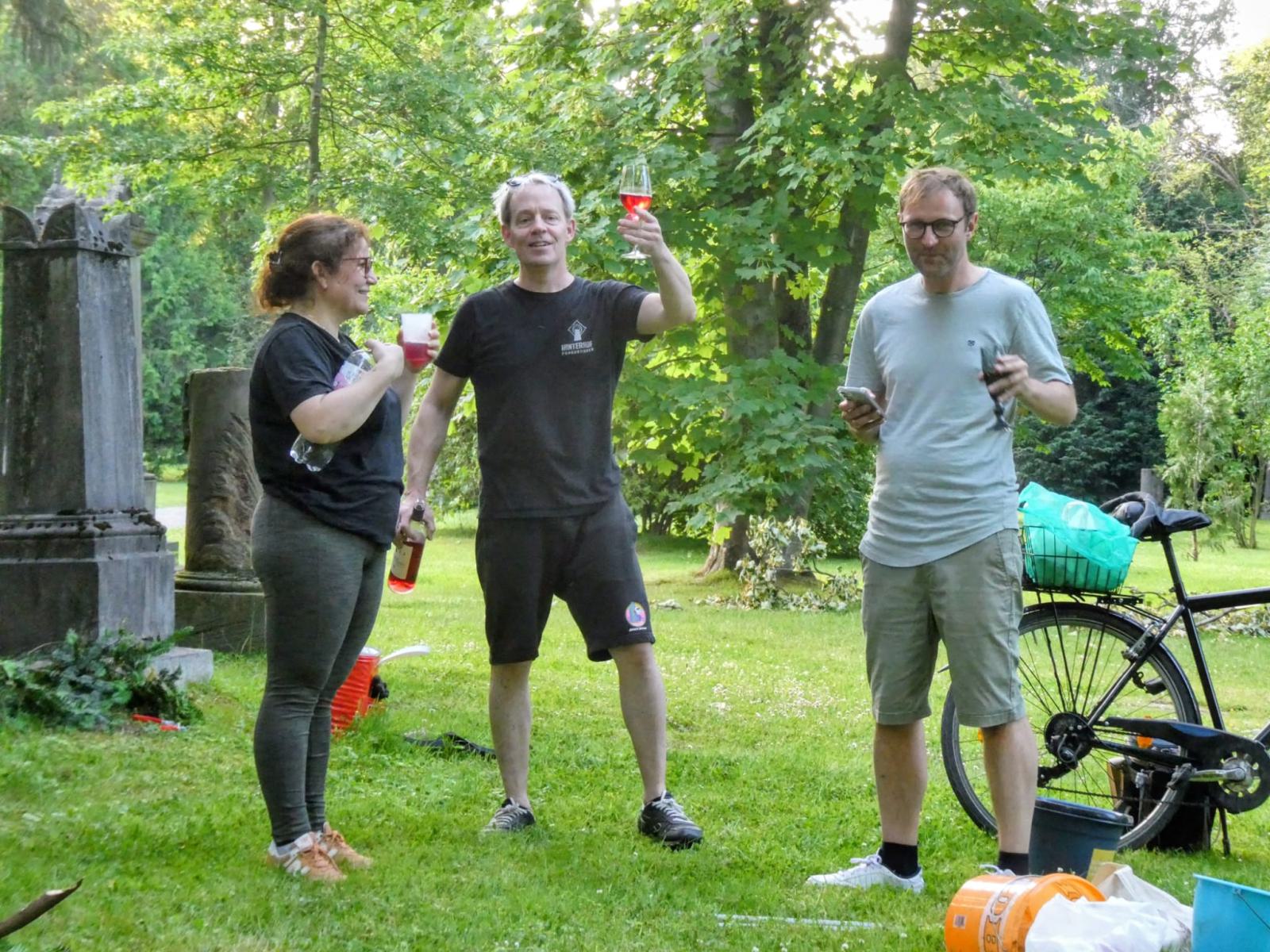 Der nächste "Sonder-Putztag" findet am Dienstag, 30.06.26 ab 18 Uhr auf dem nördlichen Teil des Golzheimer Friedhofs statt. Wir freuen uns über jeden Teilnehmer und jede Teilnehmerin, egal ob Mitglied, Grab-Pate oder aus reiner Neugier und Interesse.  Ab 18:00 Uhr am Eingang des Nordteils des Golzheimer Friedhofs (Fischerstr. / Ecke Kleverstr.)
