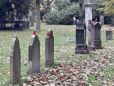Gräber auf dem Mittelweg des südlichen Teils vom Golzheimer Friedhof 