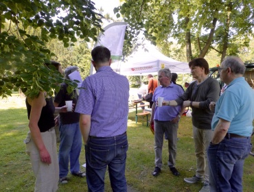 Der Stand des Gartenamtes und die neuen Paten des Vereins "Der Golzheimer Friedhof soll leben !" e.V.