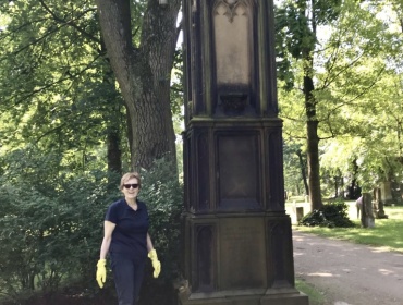 Unser Mitglied Martina Wagner am Patenschaftsgrab des Jesuiten-Grabmals