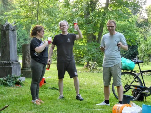Der nächste "Sonder-Putztag" findet am Dienstag, 30.06.26 ab 18 Uhr auf dem nördlichen Teil des Golzheimer Friedhofs statt. Wir freuen uns über jeden Teilnehmer und jede Teilnehmerin, egal ob Mitglied, Grab-Pate oder aus reiner Neugier und Interesse.  Ab 18:00 Uhr am Eingang des Nordteils des Golzheimer Friedhofs (Fischerstr. / Ecke Kleverstr.)
